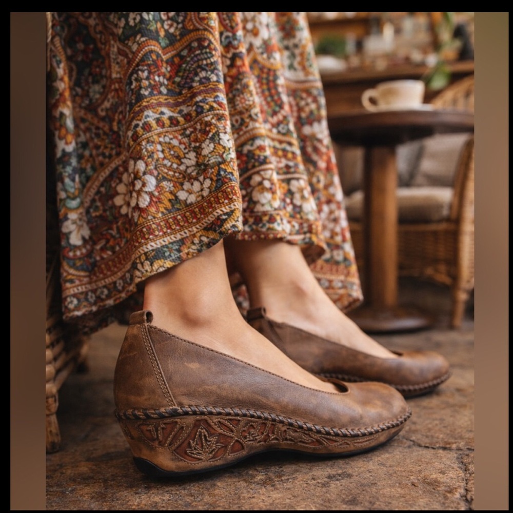 Clarks Artisan Brown Leather Ballet Flats Carved Wedge Heel Size 8 Boho Comfort - Picture 2 of 13